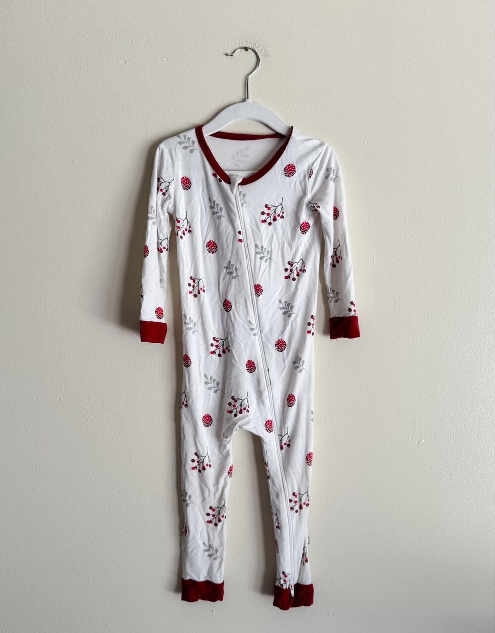 Kyte Baby White + Red Holly Berry Bamboo Zippered Sleeper Romper Size 4T
